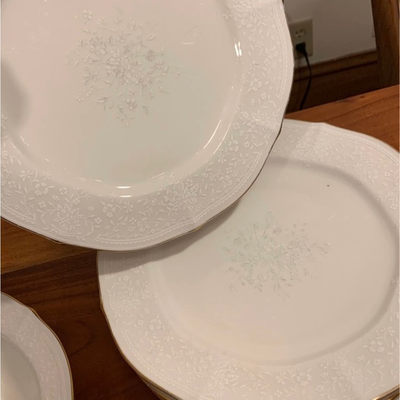 Noritake CHANDON 23 piece set. - Picture 5 of 5